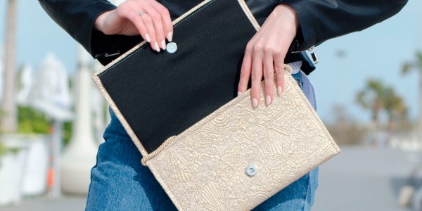 Descubre cómo lucir y combinar en tus eventos el clutch dorado de Sara Revert 