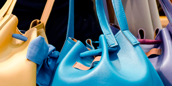 Los bolsos saco vuelven a estar de moda. Descúbrelos en Sara Revert