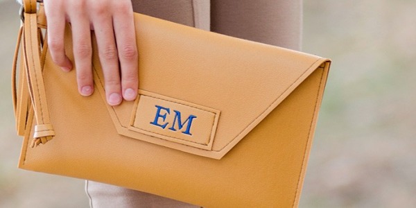 Consigue un outfit único con las carteras de mano personalizadas Sara Revert