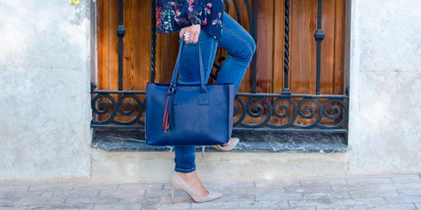 Consejos de estilo para combinar tu bolso azul marino 